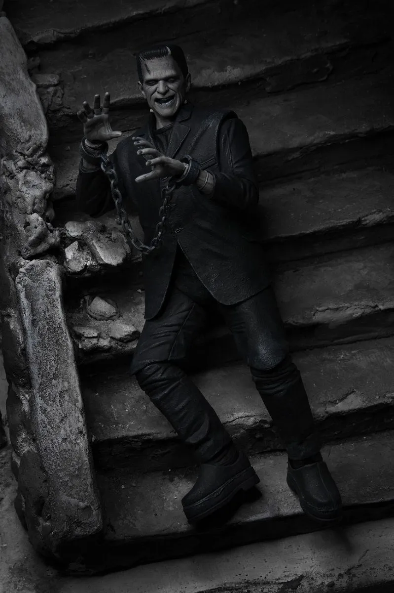 NECA Frankensteins Monster - Ultimate Monster Actionfigur (schwarz/weiß) 15 NECA Frankensteins Monster - Ultimate Monster Actionfigur (schwarz/weiß) – Bild 13