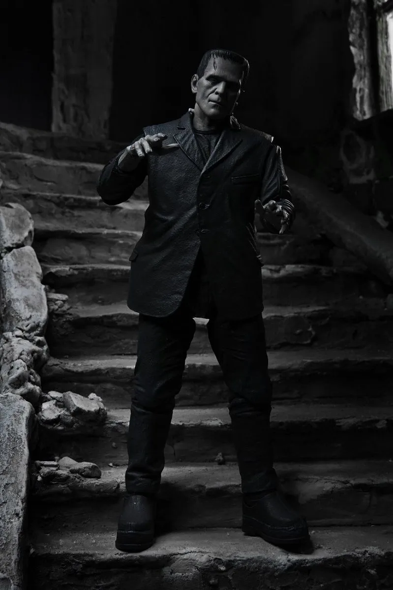 NECA Frankensteins Monster - Ultimate Monster Actionfigur (schwarz/weiß) 5 NECA Frankensteins Monster - Ultimate Monster Actionfigur (schwarz/weiß) – Bild 3