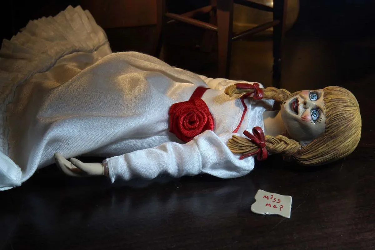 NECA The Conjuring Universe - Annabelle Clothed Actionfigur 12 NECA The Conjuring Universe - Annabelle Clothed Actionfigur – Bild 10