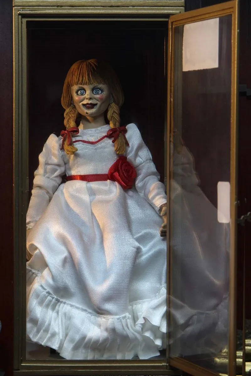 NECA The Conjuring Universe - Annabelle Clothed Actionfigur 6 NECA The Conjuring Universe - Annabelle Clothed Actionfigur – Bild 4