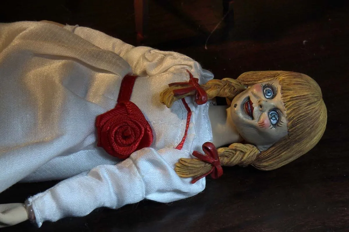 NECA The Conjuring Universe - Annabelle Clothed Actionfigur 7 NECA The Conjuring Universe - Annabelle Clothed Actionfigur – Bild 5