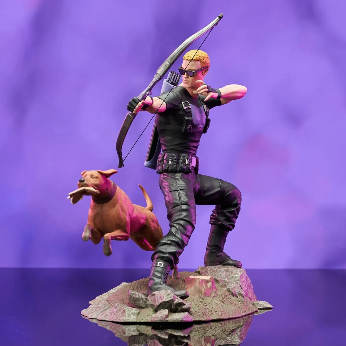Diamond Select Marvel Gallery - Hawkeye Mit Lucky Dem Pizza-Dog - Statue 4 Diamond Select Marvel Gallery - Hawkeye Mit Lucky Dem Pizza-Dog - Statue – Bild 2