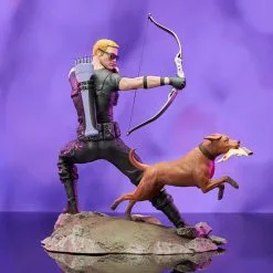Diamond Select Marvel Gallery - Hawkeye Mit Lucky Dem Pizza-Dog - Statue 17 Diamond Select Marvel Gallery - Hawkeye Mit Lucky Dem Pizza-Dog - Statue -Film Figuren Verkäufe marvel hawkeye gallery 04 02563.1628723307
