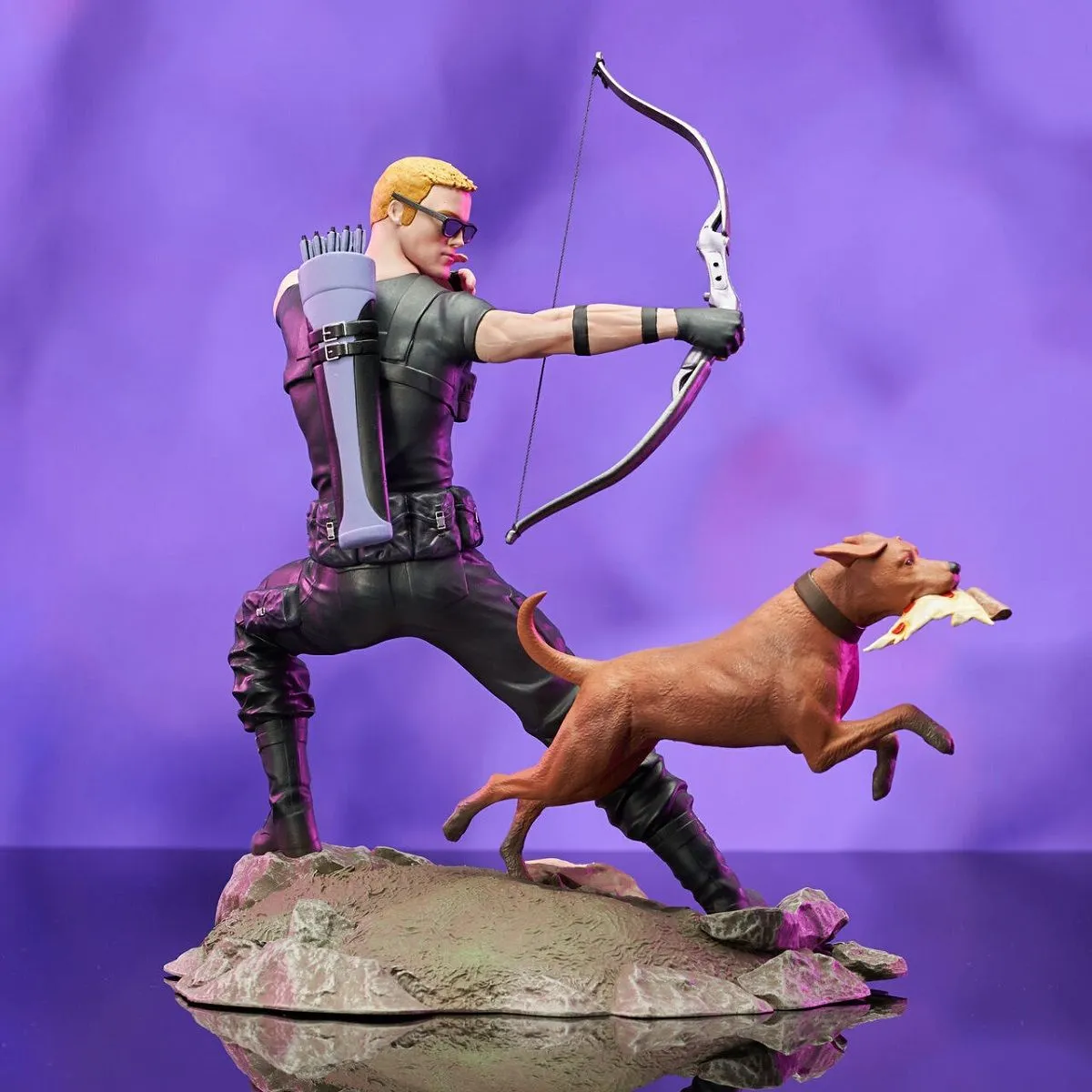 Diamond Select Marvel Gallery - Hawkeye Mit Lucky Dem Pizza-Dog - Statue 6 Diamond Select Marvel Gallery - Hawkeye Mit Lucky Dem Pizza-Dog - Statue – Bild 4